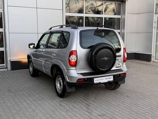 2013 Chevrolet Niva I Рестайлинг, серебристый, 460000 рублей, вид 5