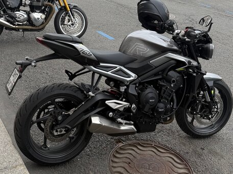 2023 Triumph Street Triple, серый, 920000 рублей, вид 3