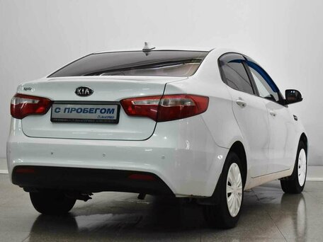 2013 Kia Rio 5-speed III, белый, 450000 рублей, вид 4