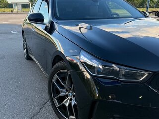 2024 BMW 5 серии 520i VIII (G60/G61/G68), чёрный, 5500000 рублей, вид 3