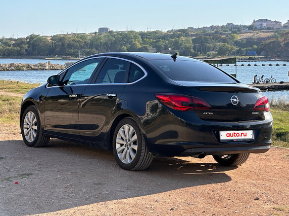 2013 Opel Astra J Рестайлинг, чёрный