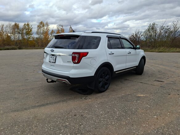 2016 Ford Explorer V Рестайлинг, белый, 3300000 рублей - вид 2
