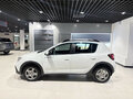 2020 Renault Sandero Stepway II Рестайлинг, белый, 668000 рублей - вид 1
