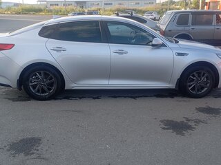 2019 Kia Optima IV Рестайлинг, серебристый, 1850000 рублей, вид 4
