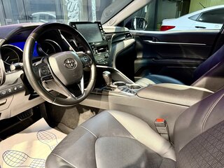 2021 Toyota Camry VIII (XV70) Рестайлинг, красный, 3185000 рублей, вид 5