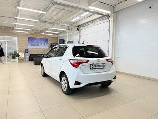 2019 Toyota Vitz III (XP130) Рестайлинг, белый, 1179000 рублей, вид 4
