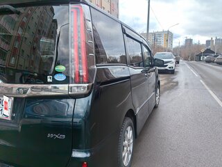 2019 Toyota Noah III (R80) Рестайлинг, синий, 2000000 рублей, вид 3