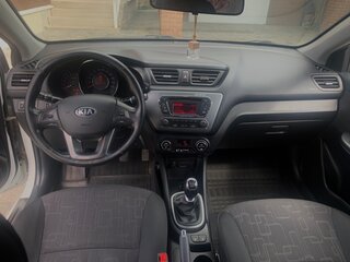 2013 Kia Rio 5-speed III, белый, 800000 рублей, вид 4