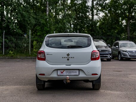 2018 Renault Sandero II Рестайлинг, белый, 860000 рублей, вид 4