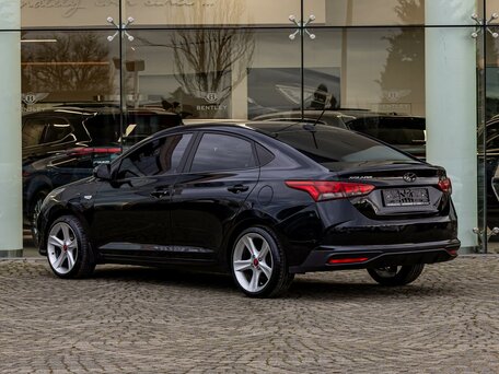 2021 Hyundai Solaris II Рестайлинг, чёрный, 1395000 рублей, вид 4