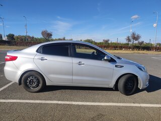 2013 Kia Rio 5-speed III, серебристый, 689000 рублей, вид 5