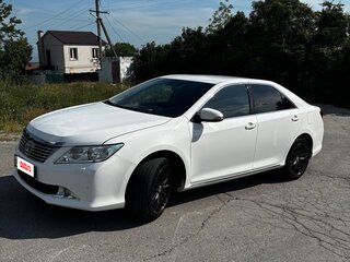 2013 Toyota Camry VII (XV50), белый, 1690000 рублей, вид 1