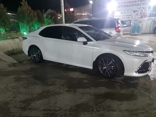 2021 Toyota Camry US Market VIII (XV70) Рестайлинг, белый, 3050000 рублей, вид 3