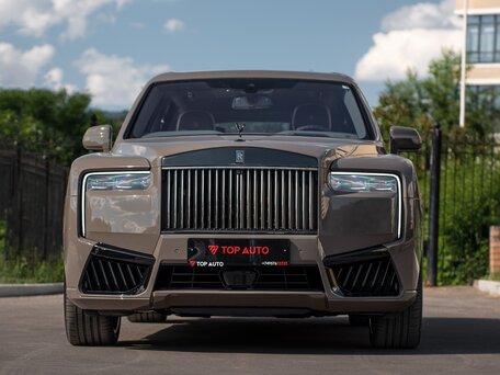 2025 Rolls-Royce Cullinan Black Badge I Рестайлинг (Series II), коричневый, 65700000 рублей, вид 2