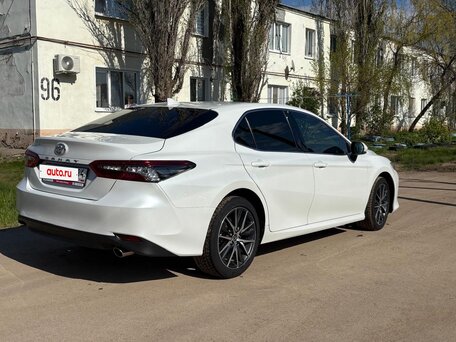 2023 Toyota Camry VIII (XV70) Рестайлинг, белый, 4300000 рублей, вид 4