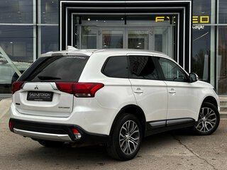 2017 Mitsubishi Outlander III Рестайлинг 2, белый, 1995000 рублей, вид 4