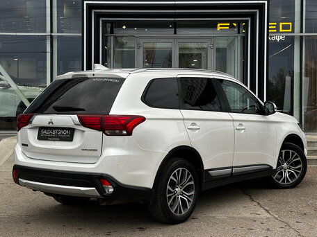 2017 Mitsubishi Outlander III Рестайлинг 2, белый, 1840000 рублей, вид 4