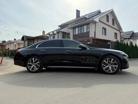 2025 Mercedes-Benz E-Класс 220 d VI (W214, S214), чёрный, 7840000 рублей, вид 4