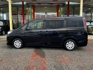 2018 Toyota Noah III (R80) Рестайлинг, чёрный, 1860004 рублей, вид 4