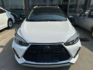 2022 Toyota Yaris IV, белый, 1440000 рублей, вид 1