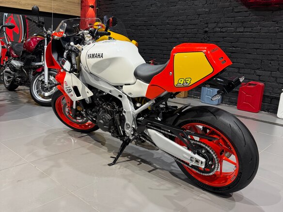 2024 Yamaha XSR900, красный, 985000 рублей - вид 2
