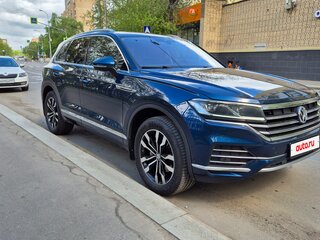 2018 Volkswagen Touareg III, синий, 3797000 рублей, вид 3