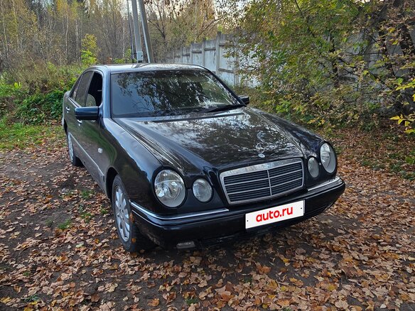 1997 Mercedes-Benz E-Класс 200 II (W210, S210), чёрный - вид 1