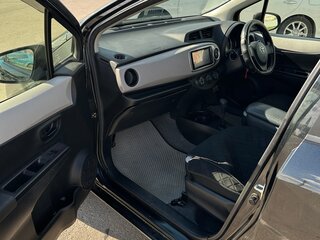 2014 Toyota Vitz III (XP130), чёрный, 690000 рублей, вид 5