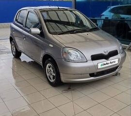 2001 Toyota Vitz I (P10), белый, 395000 рублей, вид 3