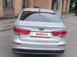 2015 Kia Rio III Рестайлинг, серебристый, 435000 рублей, вид 3