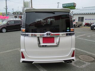 2021 Toyota Voxy III (R80) Рестайлинг, белый, 1820000 рублей, вид 4