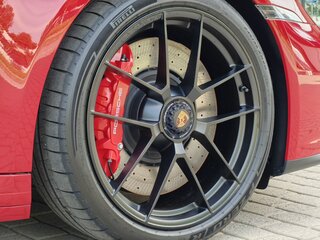 2026 Porsche 911 Carrera 4 GTS VIII (992) Рестайлинг, красный, 31300000 рублей, вид 3