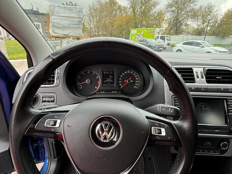 2018 Volkswagen Polo V Рестайлинг, синий, 1500000 рублей, вид 5