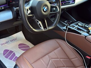 2024 BMW 5 серии 530i VIII (G60/G61/G68), чёрный, 7000000 рублей, вид 4