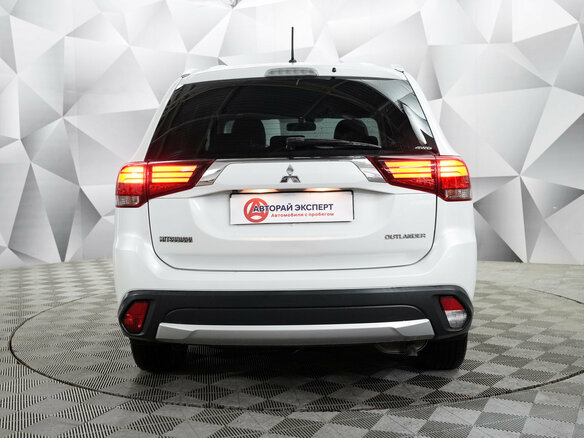 2016 Mitsubishi Outlander III Рестайлинг 2, белый - вид 3