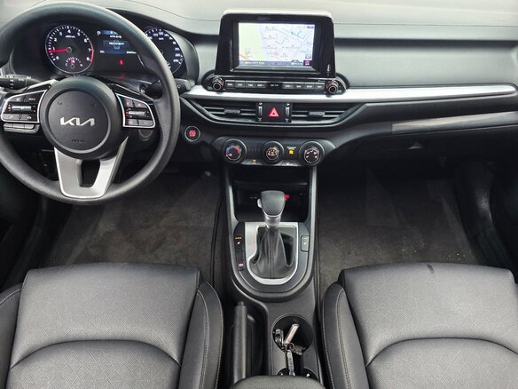 2022 Kia K3 II Рестайлинг, белый, 1720000 рублей - вид 7
