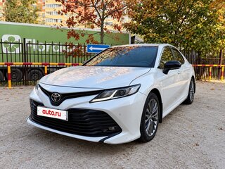 2019 Toyota Camry VIII (XV70), белый, 1850000 рублей, вид 1