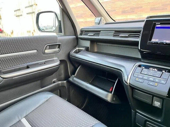 2017 Honda Stepwgn Spada V, белый, 1920000 рублей - вид 20
