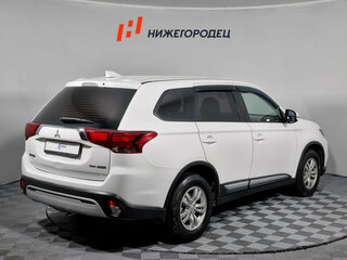 2019 Mitsubishi Outlander III Рестайлинг 3, белый, 1879000 рублей, вид 5