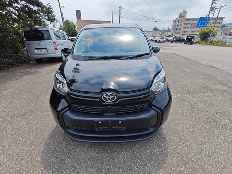 2023 Toyota Sienta III, чёрный, 1340000 рублей, вид 1