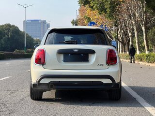 2023 Mini Hatch One III (F55/F56) Рестайлинг 2, бежевый, 2170700 рублей, вид 5