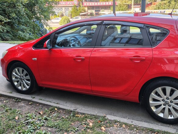 2011 Opel Astra J, красный, 750000 рублей - вид 3