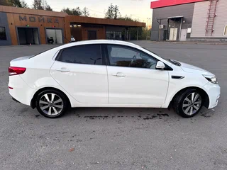 2015 Kia Rio III Рестайлинг, белый, 1350000 рублей, вид 5