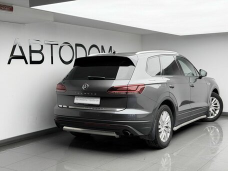 2019 Volkswagen Touareg III, серый, 4239000 рублей, вид 4
