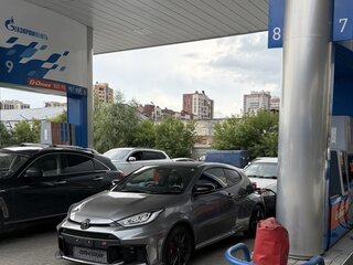 2024 Toyota Yaris IV Рестайлинг, серый, 4950000 рублей, вид 2