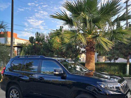 2018 Toyota Land Cruiser Prado 150 Series Рестайлинг 2, чёрный, 6650000 рублей, вид 3