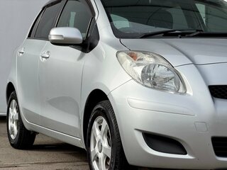 2009 Toyota Vitz II (XP90), серый, 590000 рублей, вид 4