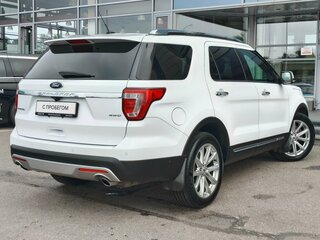 2016 Ford Explorer V Рестайлинг, белый, 2649000 рублей, вид 4