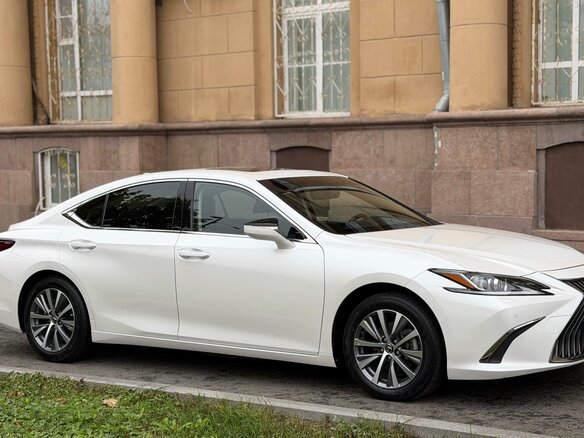 2020 Lexus ES 250 VII, белый, 4450000 рублей - вид 2
