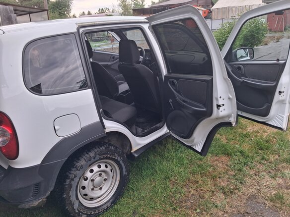 2018 Chevrolet Niva I Рестайлинг, белый, 630000 рублей - вид 2